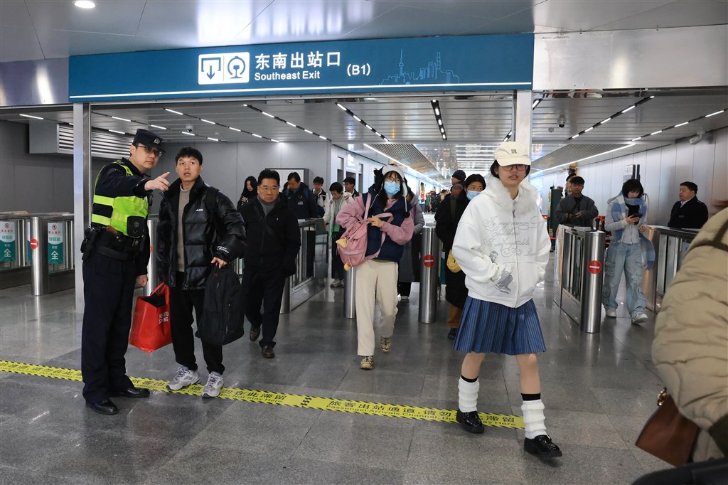 图说:徐汇警方在上海南站开展人流疏导和管控工作(上海警方供图,同下)