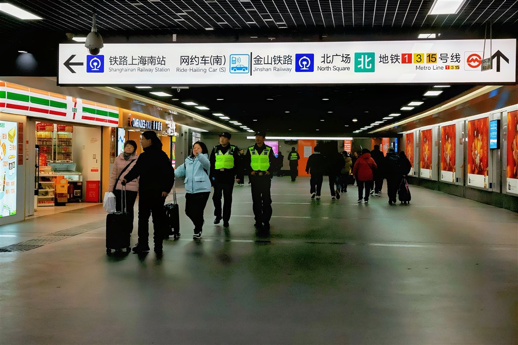 图说:徐汇警方在上海南站巡逻
