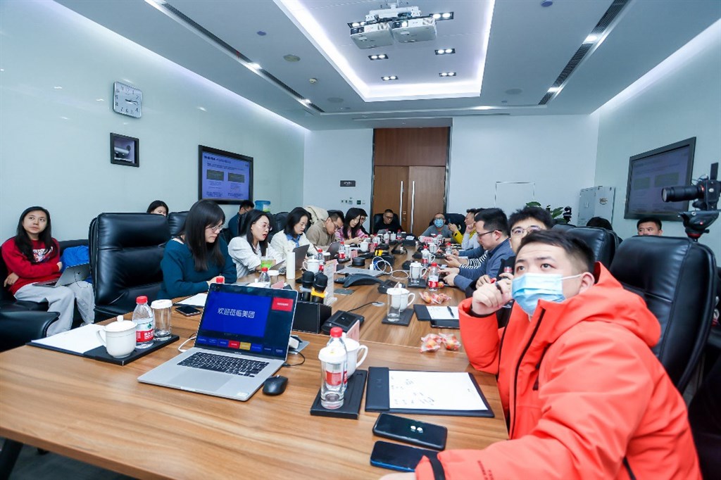 ▲恳谈会上,针对商家代表提出的建议,平台代表给出回应。(摄影:陆原)