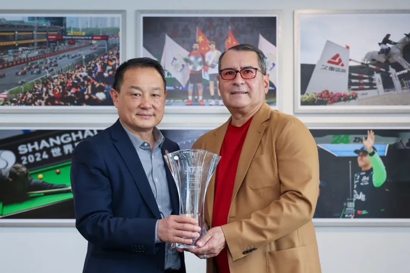 赛事方上海久事体育赛事运营管理有限公司总经理黄明先生(左)与上海劳力士大师赛赛事总监吕华勇先生共同举起奖杯