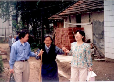 1997年,苏智良教授、陈丽菲教授在崇明岛探望日军“慰安妇”制度受害幸存者陆秀珍老人。