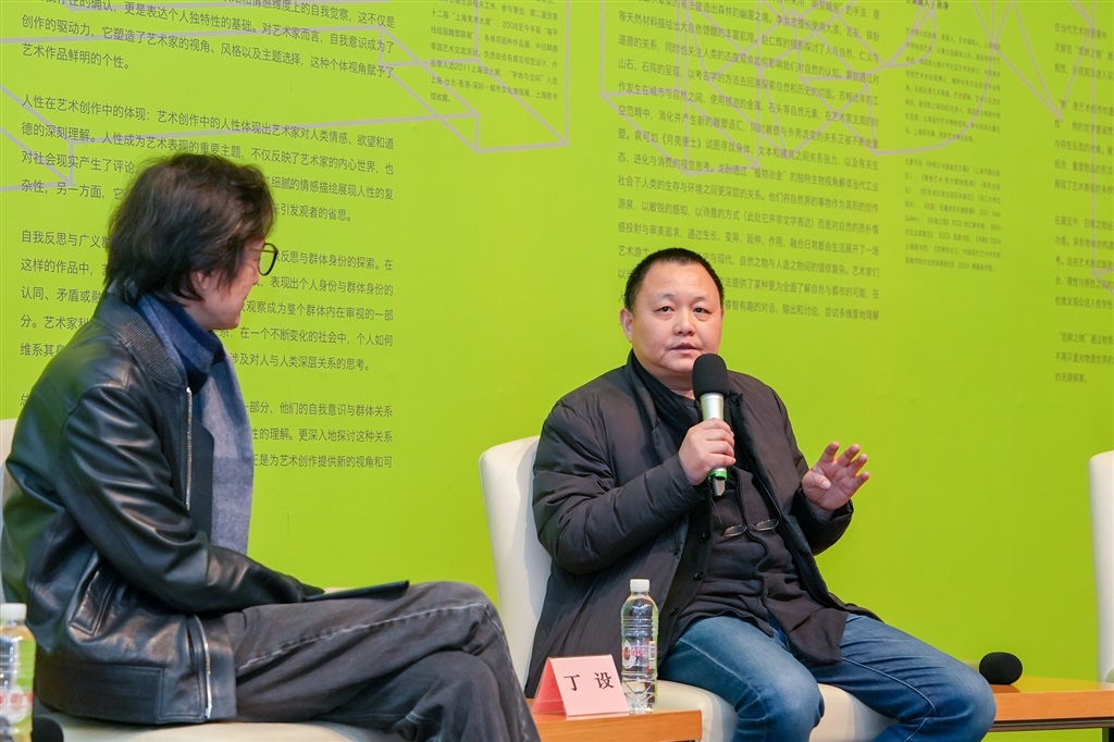 上海市美协驻会副主席、上海创协秘书长丁设(右)发言