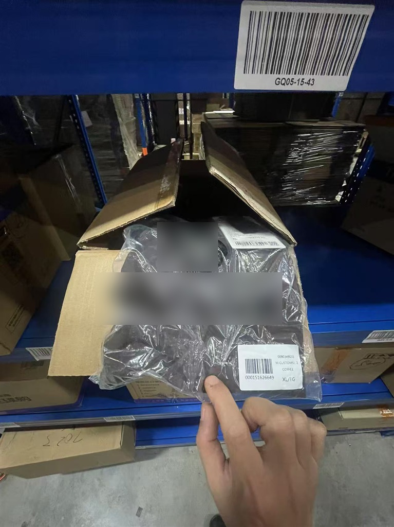 图说:警方现场查获的假冒服装(上海警方供图,同下)