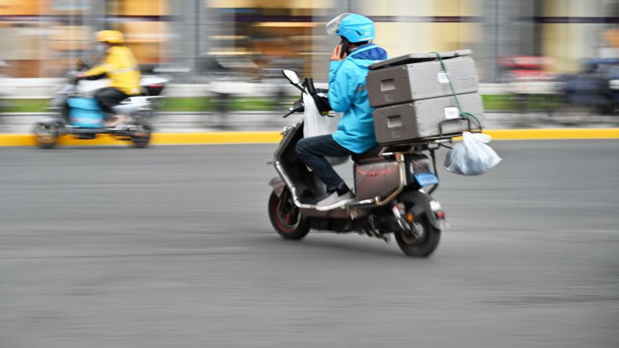 资料图:外卖骑手 来源:上观新闻