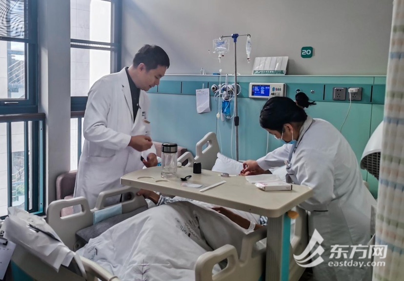 张学军(左)术后查房。受访者供图,下同