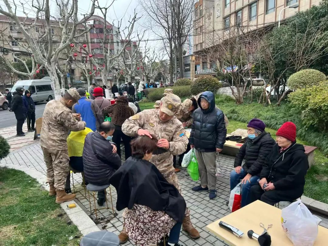 简篇-【一居·一品】学雷锋践初心惠民集市暖民心