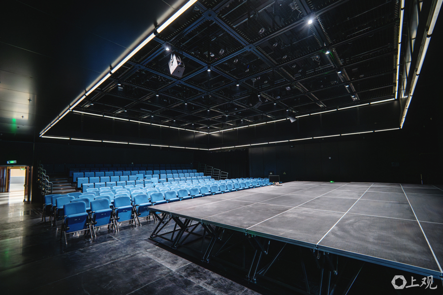 208座的小剧场则为更加多元的艺术、表演内容提供了想象的空间与落地的可能。