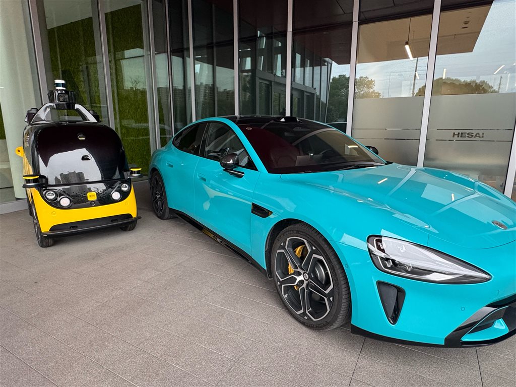 图片说明:小米SU7、美团无人车,均安装了禾赛科技研发的激光雷达。