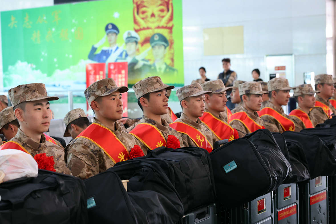 图片说明:2025年上半年新兵起运奔赴各地军营。(图片均由市政府征兵办提供)