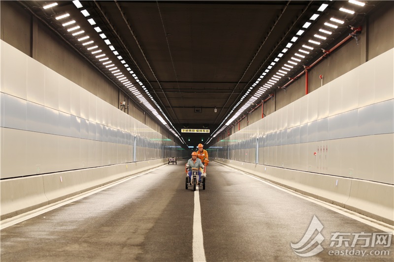 通车前夕,工人进行最后的养护收尾工作