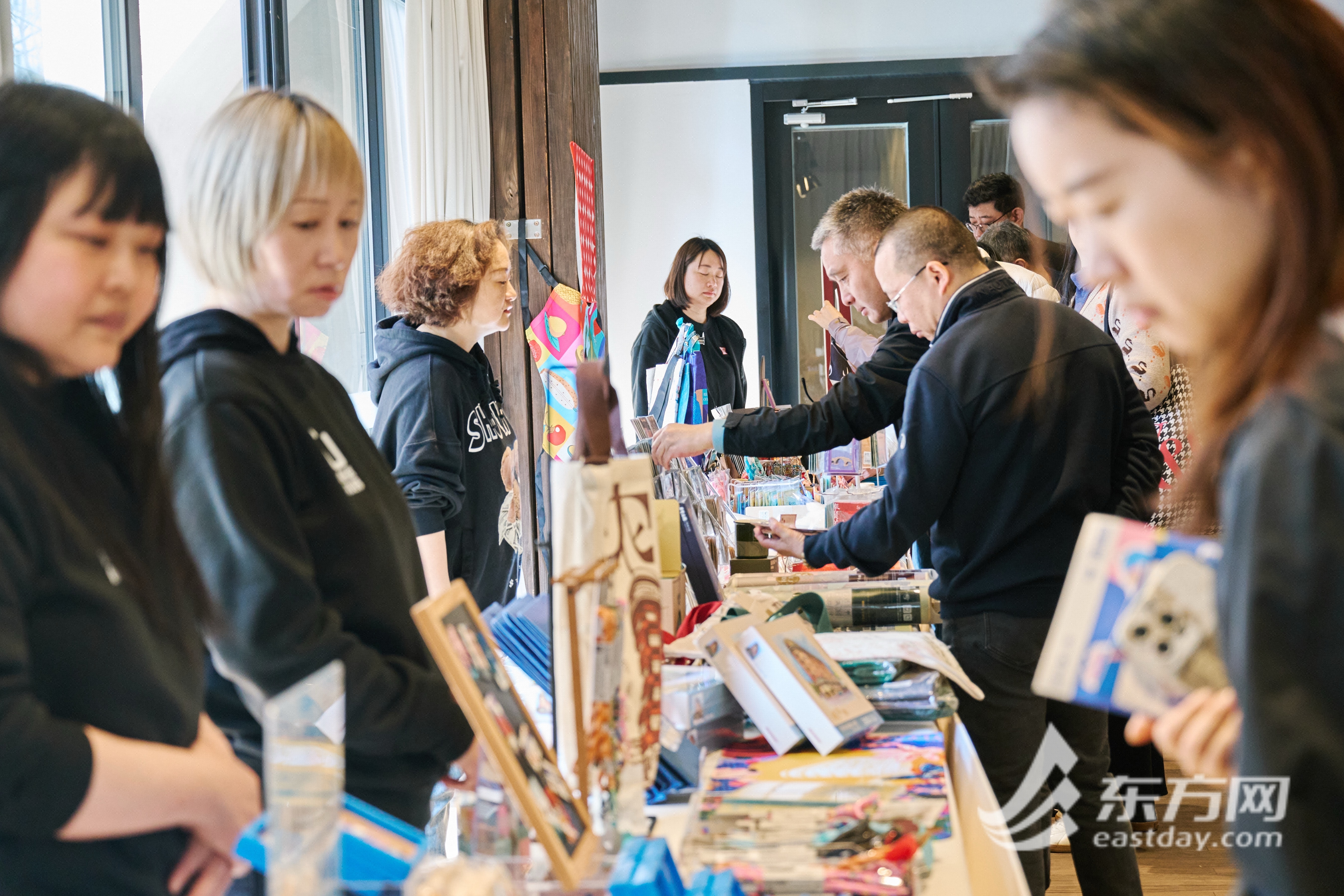 活动刚启动现场已吸引了不少市民书友和文创迷前来打卡