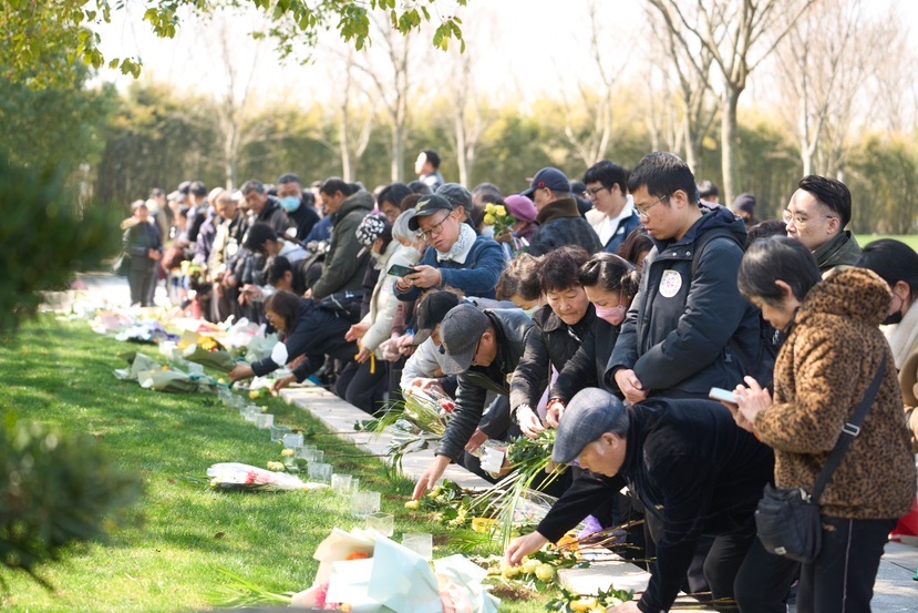 市民在集体生态安葬式上献花
