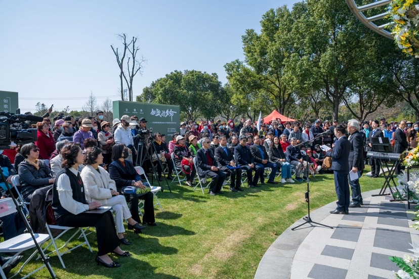 抗癌斗士的“战友”和家人以草坪音乐会的形式追思
