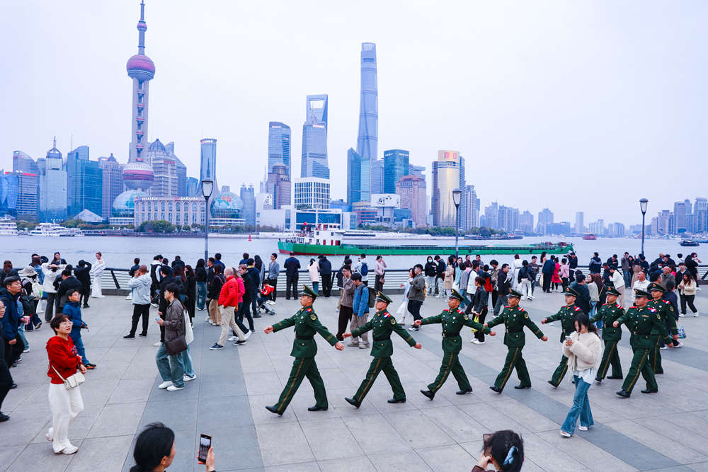 图片说明:执勤官兵在外滩观景平台沿线执勤。陈昊 摄