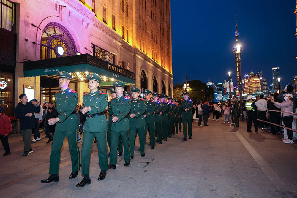 图片说明:执勤官兵在南京东路路口执勤。陈昊 摄