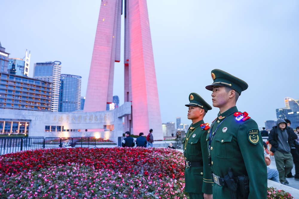 图片说明:执勤官兵子在人民英雄纪念碑值守。陈昊 摄