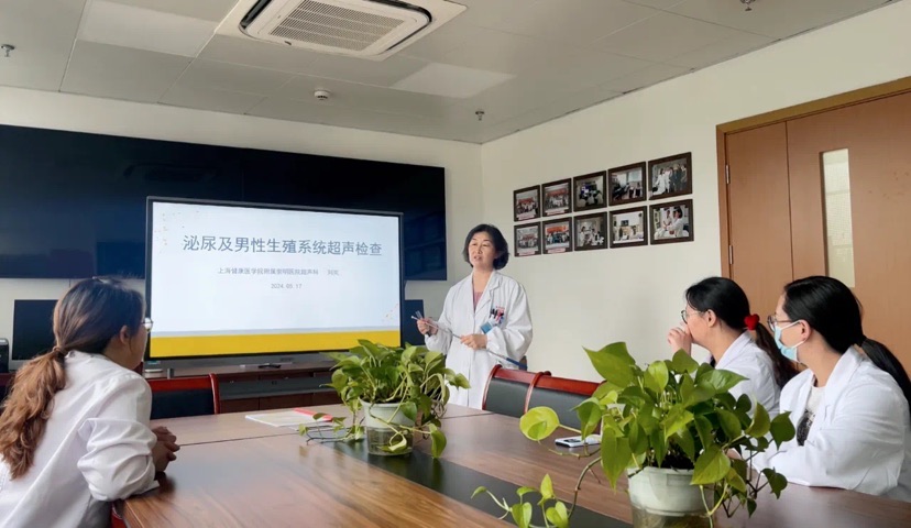 刘岚对学员进行理论培训