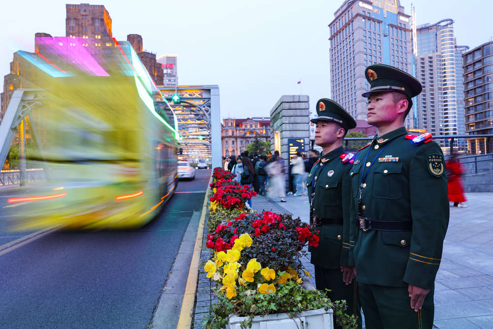 图片说明:执勤官兵子在外白渡桥区域值守。陈昊 摄