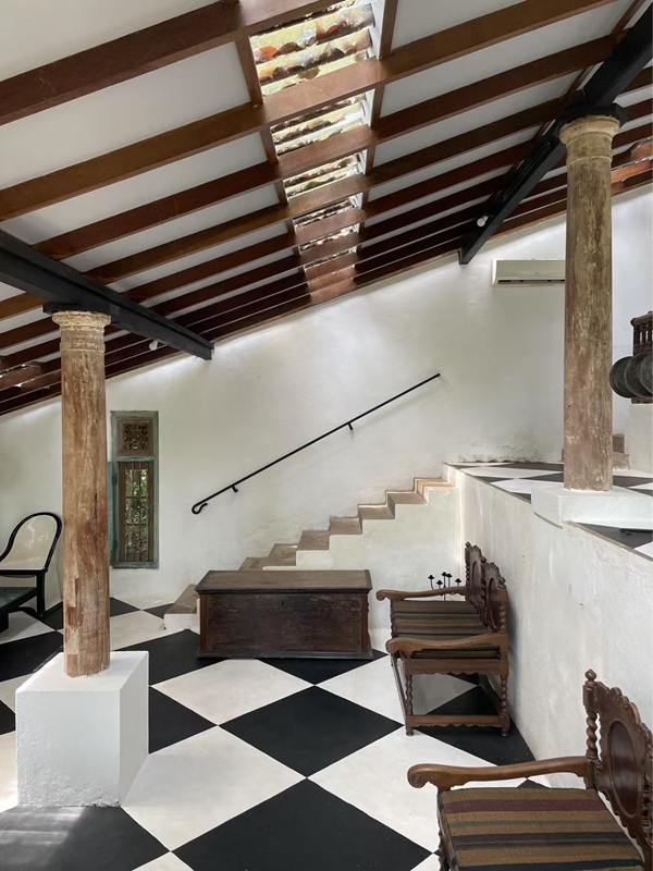 卢努甘卡的建筑被依托于环境予以改造，空间布局和室内装饰均极具美感