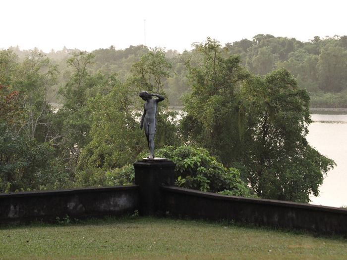 雕塑增添了人文元素，也丰富了景观的视觉层次