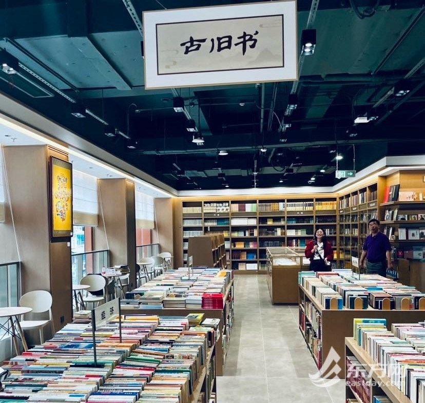 古旧书区是“淘书”爱好者的乐园