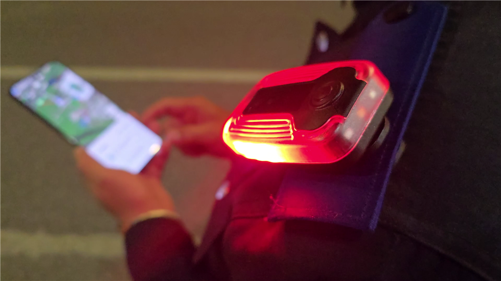 图为肩灯式RID无人机感知侦测设备