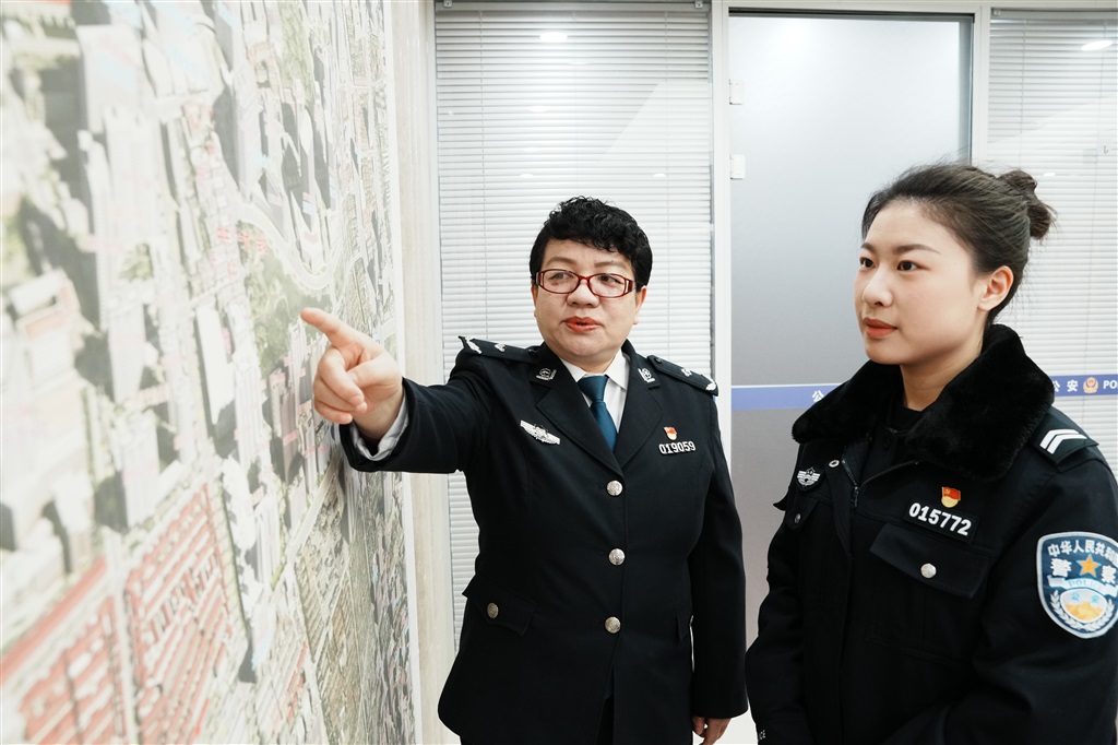 图为顾建宇与同事讨论工作