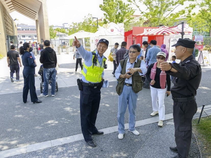 图为民警在上海植物园内的国际花展现场巡逻执勤、服务群众