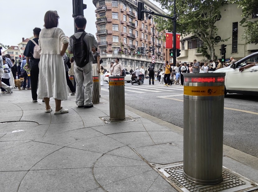 图为天平路淮海中路人行道一侧防撞柱升起保障安全