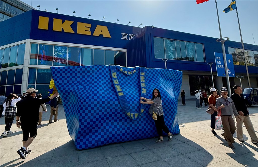 上海徐汇宜家商场经历两个多月的闭店改造后日前重新开业,市民前来打卡拍照
