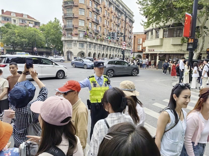 图为徐汇警方在武康大楼所在路口疏导人流、维持秩序(徐汇警方供图,下同)