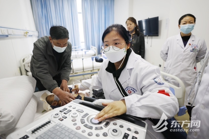上海市儿童医院心内科主治医师宗艳芳为藏区患儿做彩超