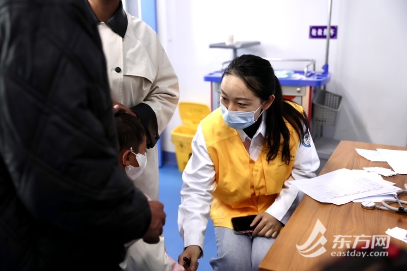 上海市儿童医院医务社工谢一安抚患儿情绪