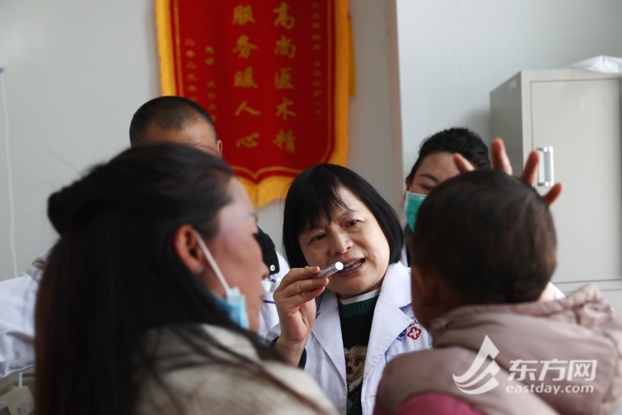 上海市儿童医院眼科主任乔彤为藏区患儿看诊
