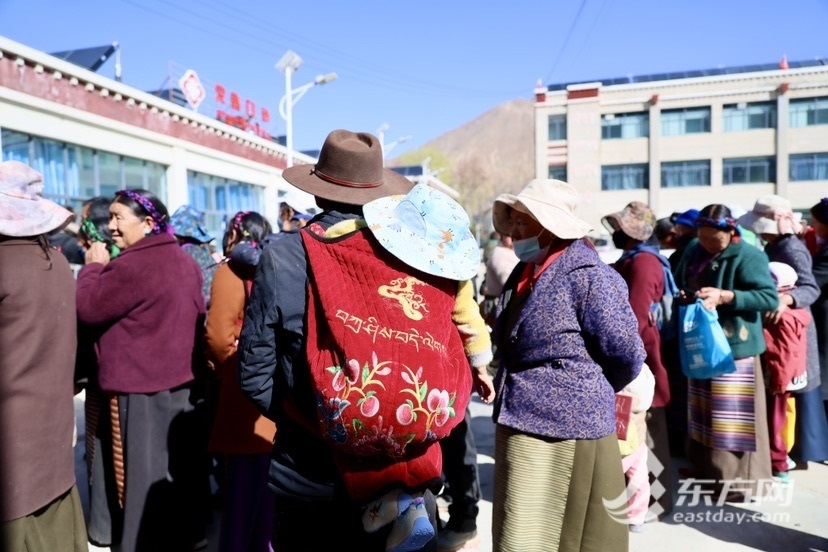4月30日,当地藏民得知上海市儿童医院的专家要来南木林县中心医院巡诊,早早排队等候,一个小朋友的红色襁褓上刺着“扎西德勒”的藏语