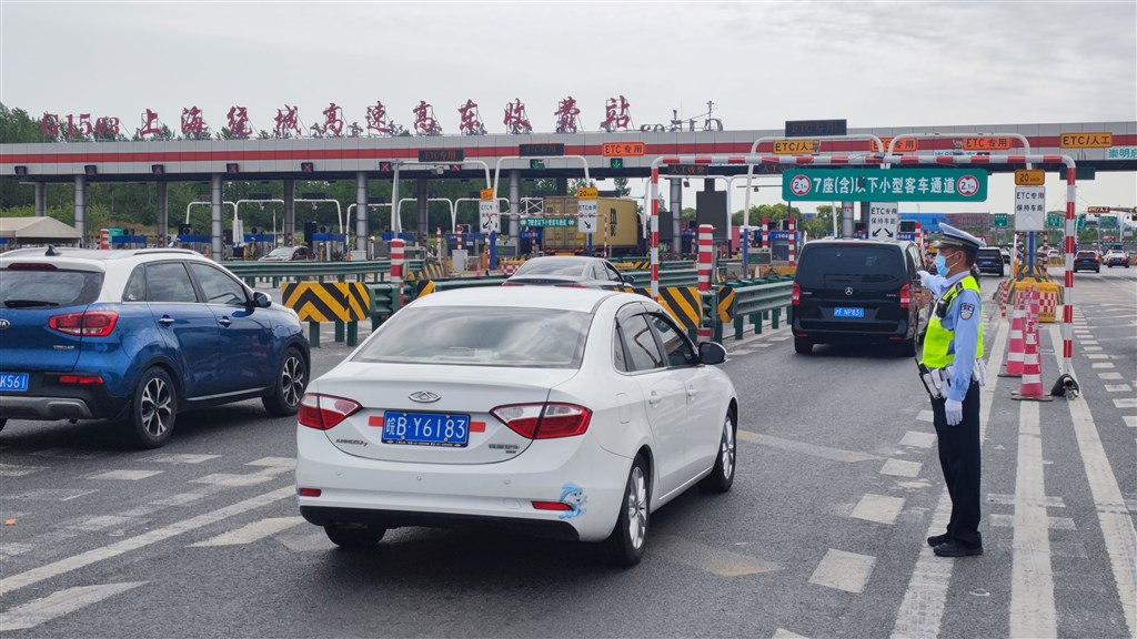 图为浦东公安分局民警在G1503高东收费站疏导交通