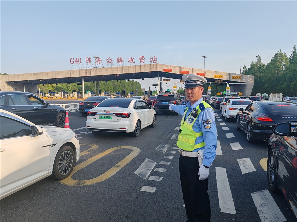 图为崇明公安分局民警在G40陈海公路收费口疏导交通(上海警方供图,下同)