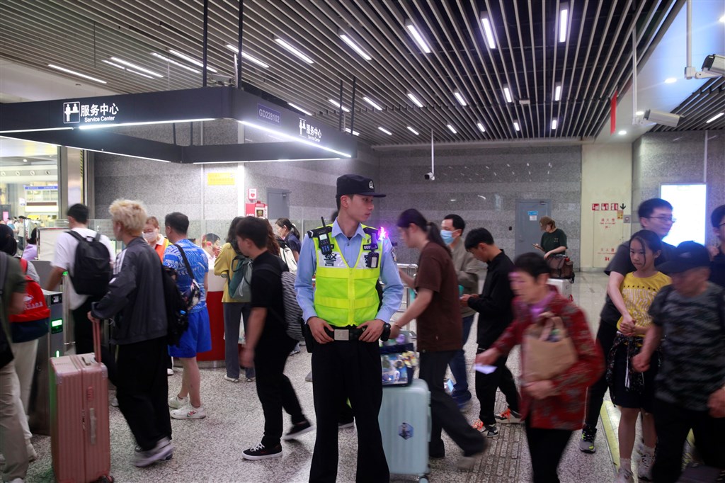 图为轨交公安分局民警在虹桥火车站地铁站内疏导客流