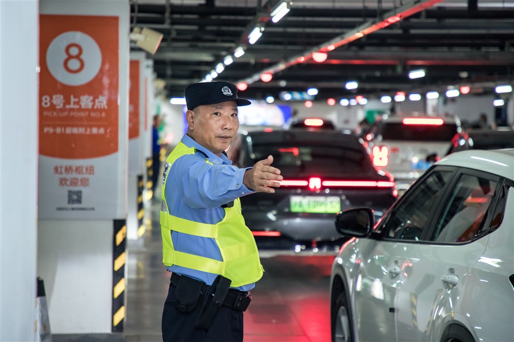 图为闵行公安分局民警在上海虹桥枢纽P9停车场临时上客点疏导交通