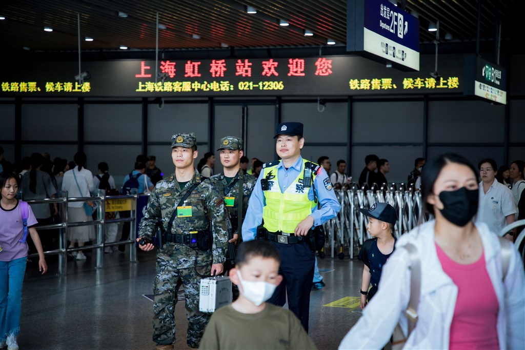 图为闵行公安分局民警在上海虹桥站步巡