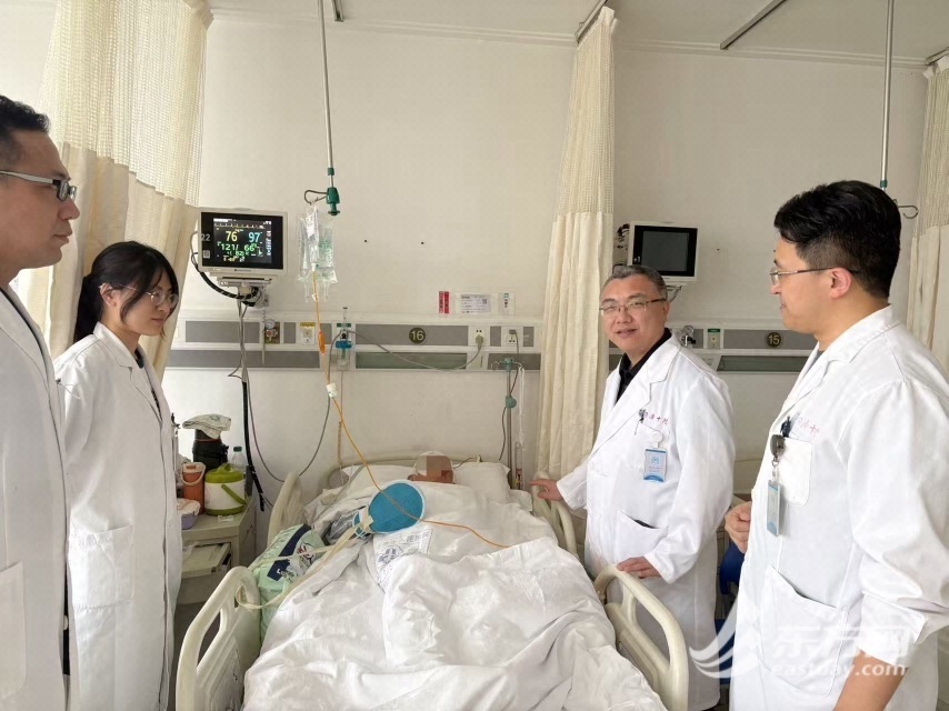 七旬翁脑中“堰塞湖”竟与“火山”比邻上海专家两阶段手术成功施治