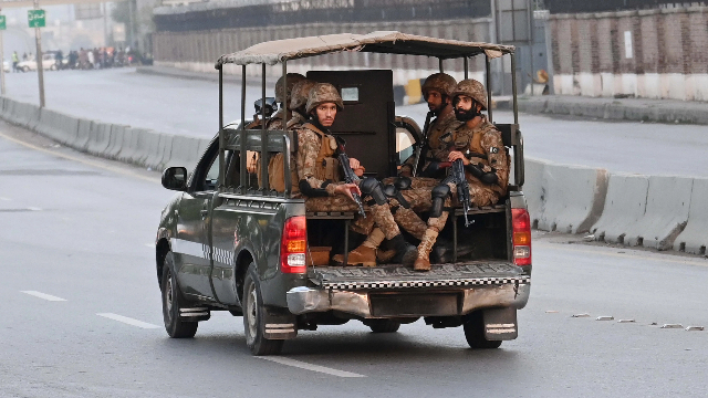 巴基斯坦安全人员在道路上行进(来源:新华社)