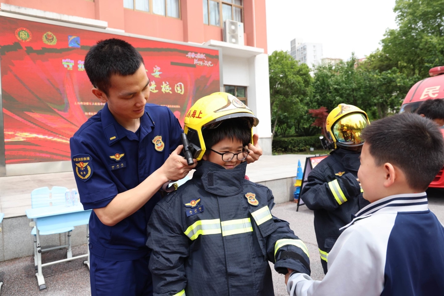 迎接全国防灾减灾日,消防车开进校园现场教学