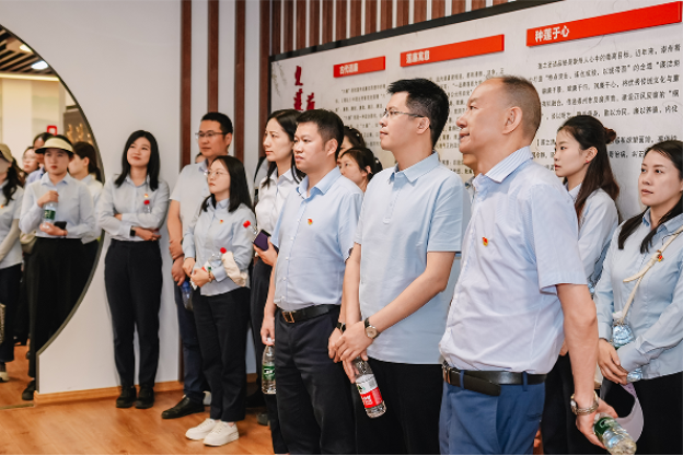 成都中心的党派分支机构前往宗野进行教育派对