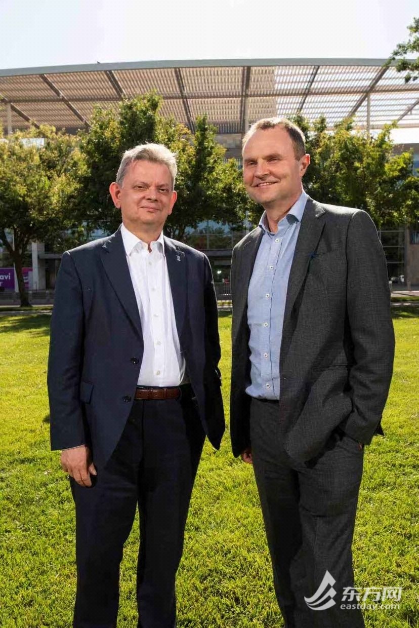 格拉斯哥大学校长Anton Muscatelli教授(左)与伯明翰大学校长Adam Tickell教授(右)