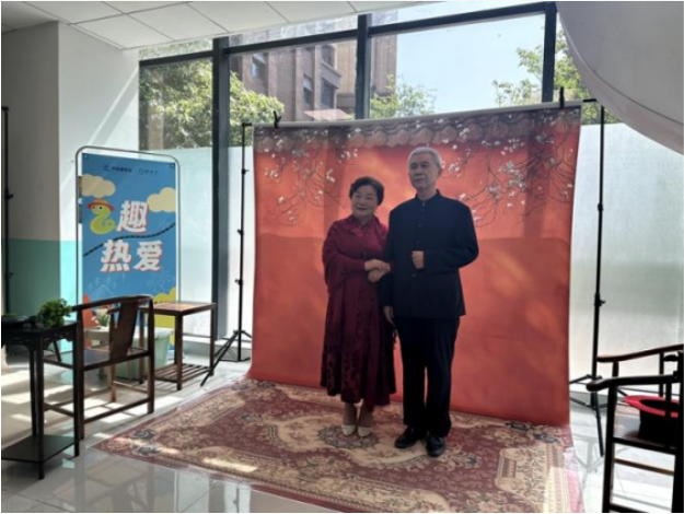 作为新来者的爱并向青年致敬 - 中国铁路建设物