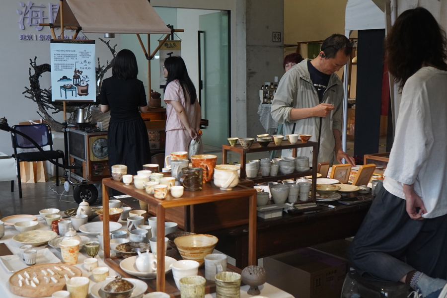 一起展示了茶水和草收集，茶旅游添加了一个新