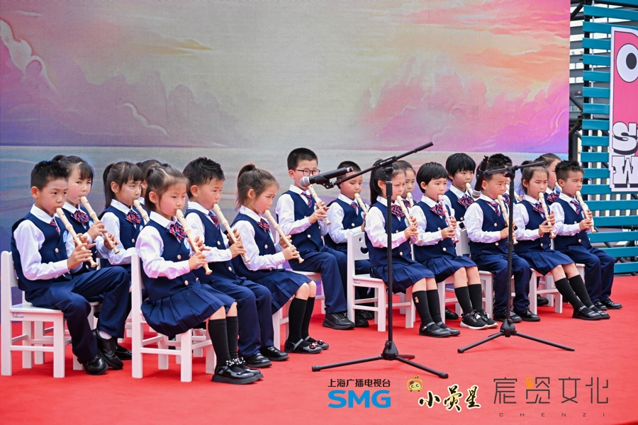儿童合唱团赢得了lingang，他们用柔和的歌声演唱