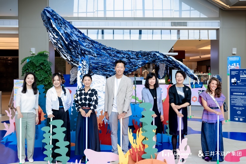 从左至右:
同济大学设计创意学院实验教学中心教师-赵世笺ColorBo 品牌总裁-高千钧
同济大学设计创意学院副教授、公共设计研究室主任-吴端
上海井桥商业管理有限公司 副总经理-马亮
上海视觉艺术学院 学科与学术发展办公室主任,图文信息中心主任-范希嘉
上海视觉艺术学院设计学院副教授-李悦
USE DEM 可持续牛仔品牌创始人-Xenia Sidorenko