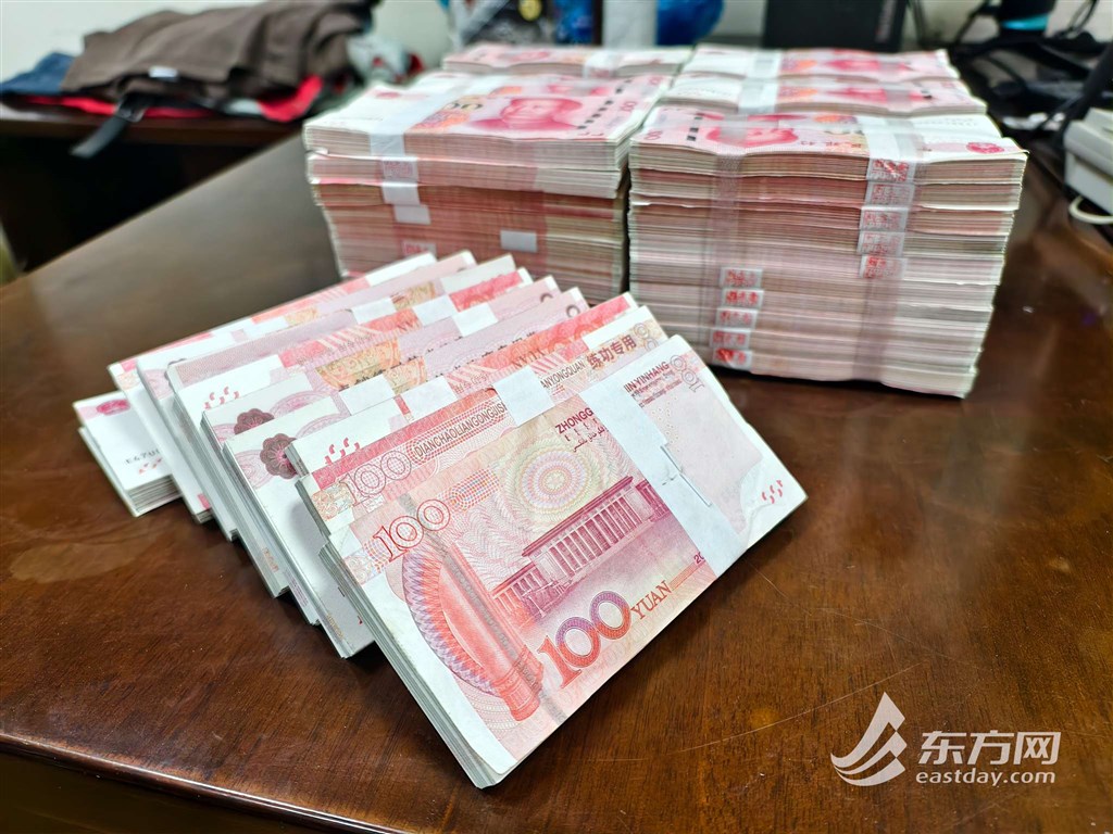 图为民警查获的7捆百元面额“练功券”